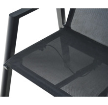 Detailansicht eines Gartenstuhls mit Sitzfläche aus Mesh-Gewebe und Armlehne aus Aluminium.