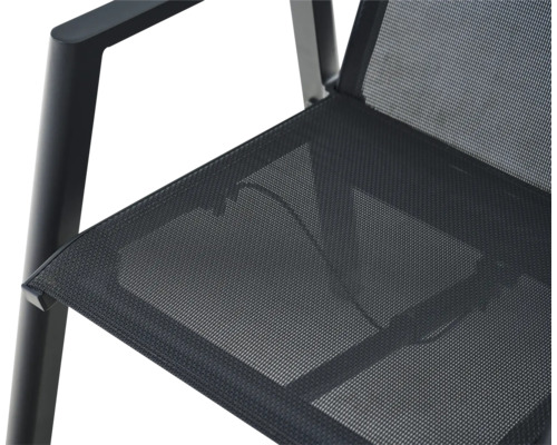 Detailansicht eines Gartenstuhls mit Sitzfläche aus Mesh-Gewebe und Armlehne aus Aluminium.