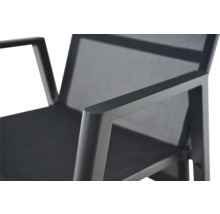 Detailansicht einer Armlehne und des Rahmens eines Gartenstuhls aus Aluminium mit Textilbespannung.