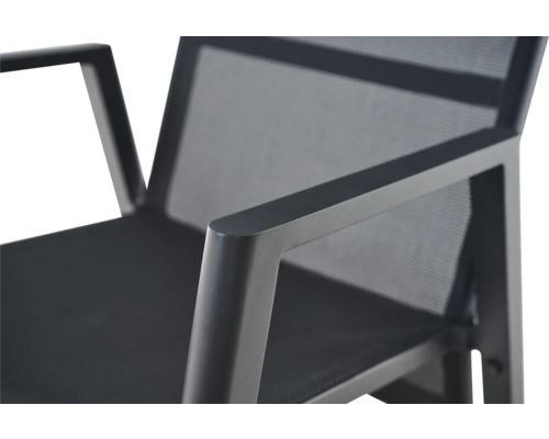 Detailansicht einer Armlehne und des Rahmens eines Gartenstuhls aus Aluminium mit Textilbespannung.