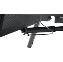 Detailansicht einer Gasdruckfeder mit Seilzug für die Verstellung von Gartenmöbeln mit Netzbezug.