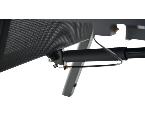 Detailansicht einer Gasdruckfeder mit Seilzug für die Verstellung von Gartenmöbeln mit Netzbezug.