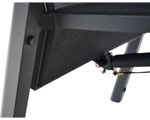 Detailansicht eines verstellbaren Gartenstuhls mit Gasdruckfeder-Mechanismus, Metallrahmen und schwarzem Textilgewebe.