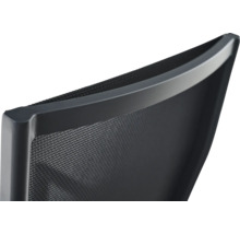 Detail der geschwungenen Rückenlehne eines Bürostuhls mit atmungsaktivem Netzgewebe.