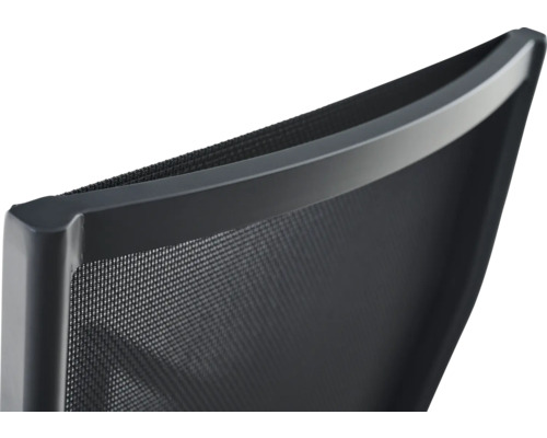 Detail der geschwungenen Rückenlehne eines Bürostuhls mit atmungsaktivem Netzgewebe.