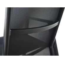 Detailaufnahme der Rückenlehne eines schwarzen Gartenstuhls aus Netzgewebe mit einem stabilen Metallrahmen.