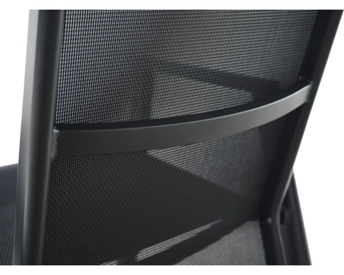 Detailaufnahme der Rückenlehne eines schwarzen Gartenstuhls aus Netzgewebe mit einem stabilen Metallrahmen.