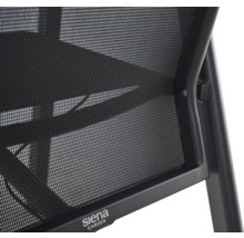 Detailansicht eines Gartenstuhls mit Siena Garden Logo, schwarzem Textilgewebe und dunklem Metallrahmen.