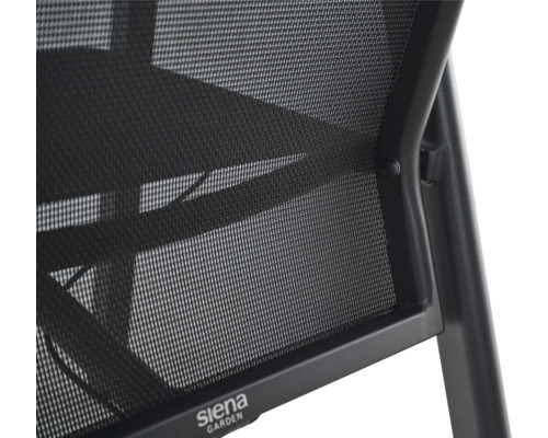Detailansicht eines Gartenstuhls mit Siena Garden Logo, schwarzem Textilgewebe und dunklem Metallrahmen.