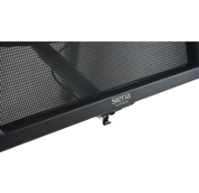 Detail eines Gartenmöbels mit Netzgewebe und Siena Garden Logo.