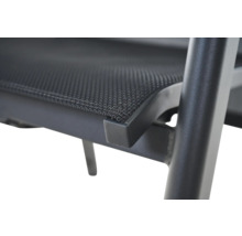 Detailaufnahme der Sitzfläche eines Gartenstuhls aus Netzgewebe und Metallgestell.