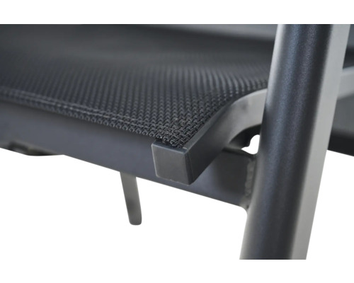 Detailaufnahme der Sitzfläche eines Gartenstuhls aus Netzgewebe und Metallgestell.