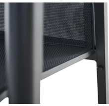 Detailansicht eines Stuhls mit Sitz und Rückenlehne aus Netzgewebe und einem Metallrahmen.