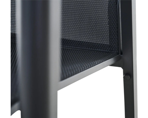 Detailansicht eines Stuhls mit Sitz und Rückenlehne aus Netzgewebe und einem Metallrahmen.