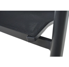 Detailansicht eines Gartenstuhls mit schwarzem Textilgewebe und Metallrahmen.