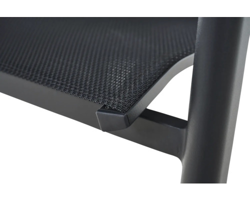 Detailansicht eines Gartenstuhls mit schwarzem Textilgewebe und Metallrahmen.