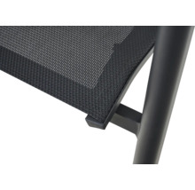 Detailansicht der Sitzfläche eines Gartenstuhls aus Textilene-Gewebe und einem stabilen Metallgestell.