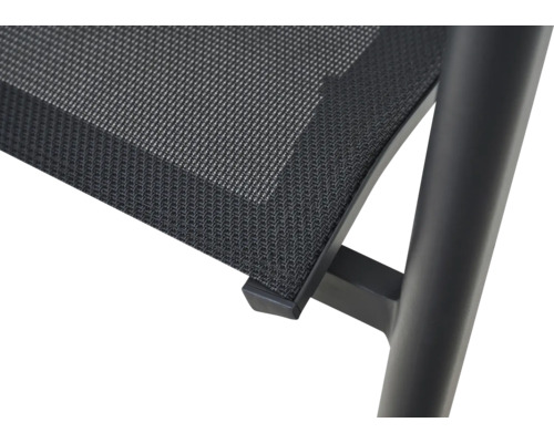 Detailansicht der Sitzfläche eines Gartenstuhls aus Textilene-Gewebe und einem stabilen Metallgestell.