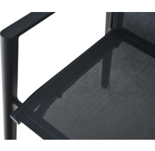 Detailaufnahme eines Gartenstuhls mit schwarzem Aluminiumrahmen und Textilgewebe.