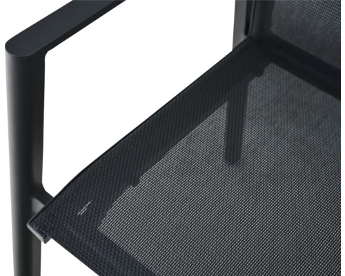 Detailaufnahme eines Gartenstuhls mit schwarzem Aluminiumrahmen und Textilgewebe.