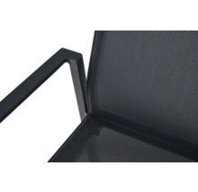 Detailansicht eines Gartenstuhls mit schwarzer Netzbespannung und einer Armlehne aus Metall.