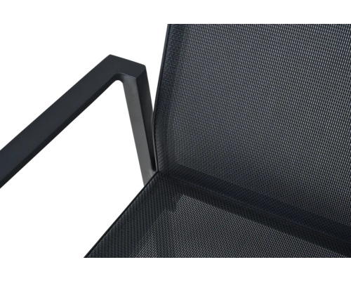 Detailansicht eines Gartenstuhls mit schwarzer Netzbespannung und einer Armlehne aus Metall.