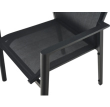 Detailansicht eines Gartenstuhls mit dunklem Metallgestell und schwarzem Textilgewebe an Sitzfläche und Armlehne.