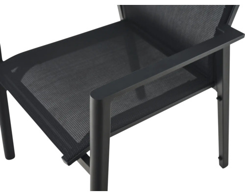 Detailansicht eines Gartenstuhls mit dunklem Metallgestell und schwarzem Textilgewebe an Sitzfläche und Armlehne.