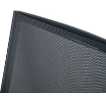 Detailaufnahme eines feinmaschigen Netzgewebes in einem stabilen Rahmen.