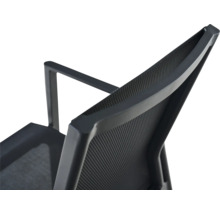 Nahaufnahme eines schwarzen Gartenstuhls mit Rückenlehne aus Netzgewebe und Aluminiumgestell mit Armlehne.