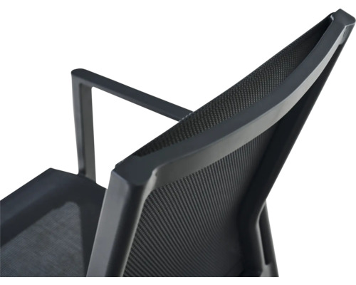 Nahaufnahme eines schwarzen Gartenstuhls mit Rückenlehne aus Netzgewebe und Aluminiumgestell mit Armlehne.