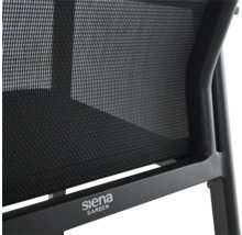 Nahaufnahme eines Gartenstuhls mit Netzgewebe und Siena Garden Logo am Metallrahmen.