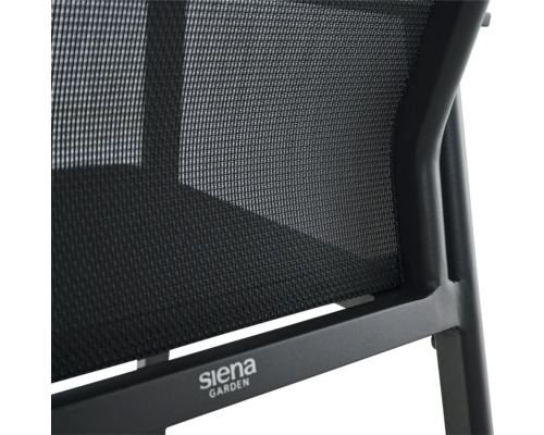 Nahaufnahme eines Gartenstuhls mit Netzgewebe und Siena Garden Logo am Metallrahmen.