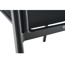 Detailansicht eines stabilen Metallrahmens einer Gartenstuhlsitzfläche mit Textilgewebe.