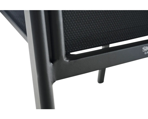 Detailansicht eines stabilen Metallrahmens einer Gartenstuhlsitzfläche mit Textilgewebe.