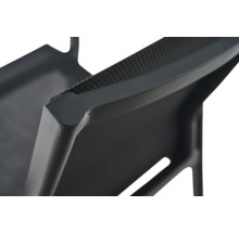 Detailaufnahme des Stuhlrahmens und des Netzgewebes der Rückenlehne.