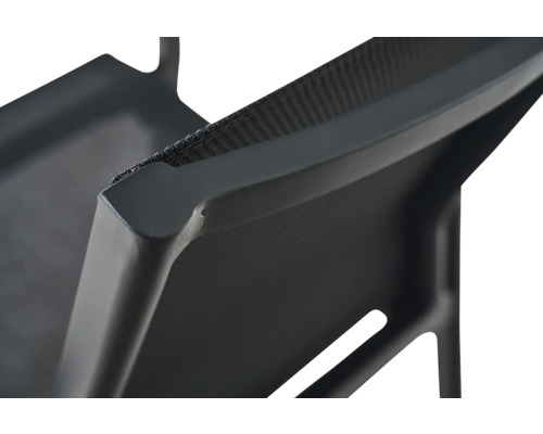 Detailaufnahme des Stuhlrahmens und des Netzgewebes der Rückenlehne.