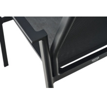 Detailaufnahme eines Gartenstuhls mit Metallgestell und Textilene-Gewebe von Siena Garden.