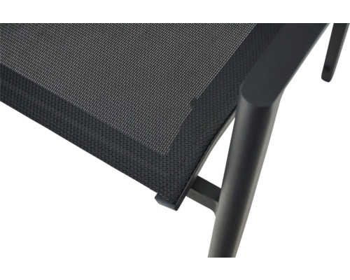 Detailansicht eines Gartenstuhls mit Textilene-Bespannung und Aluminiumgestell.