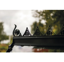 Detailansicht einer Gewächshausspitze mit dekorativen Elementen