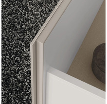 Detailaufnahme von einem Schrank mit Teppich