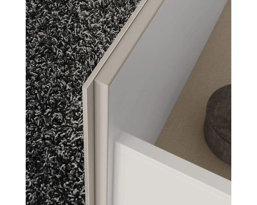 Detailaufnahme von einem Schrank mit Teppich