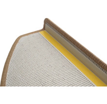 Detailaufnahme einer Teppichstufenmatte mit Klebestreifen zur Befestigung