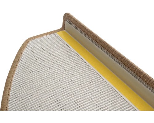 Detailansicht einer Treppenstufe mit Teppich und Klebeband zur Befestigung.