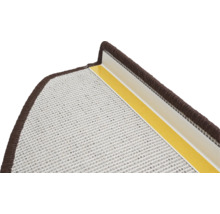 Detailansicht einer Treppenstufe mit brauner Umrandung und Befestigungsstreifen