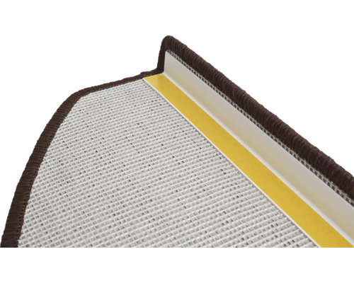 Detail einer Treppenstufe mit braunem Kantenschutzprofil