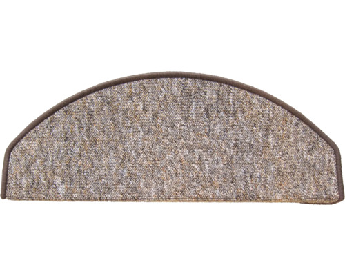 Halbrunde Treppenstufe aus Teppich mit Umrandung