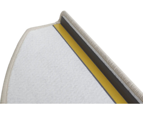 Detailansicht einer Teppichstufenmatte mit Klebestreifen