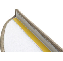 Detailaufnahme einer Treppenmatte mit Klebestreifen