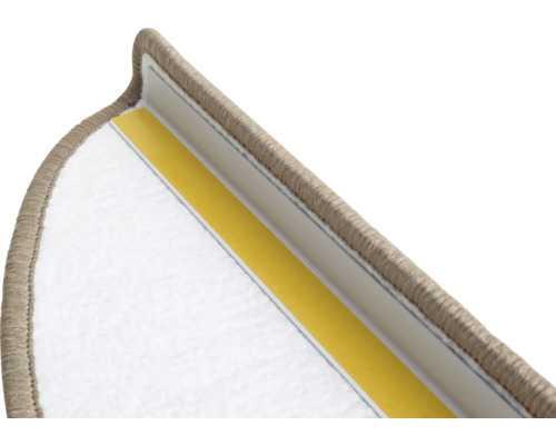 Detailaufnahme einer Treppenmatte mit Klebestreifen